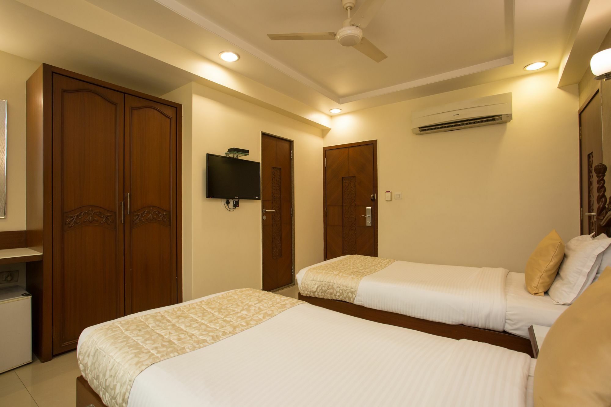 Oyo 10007 Hotel Grace Residency Bombaim Exterior foto