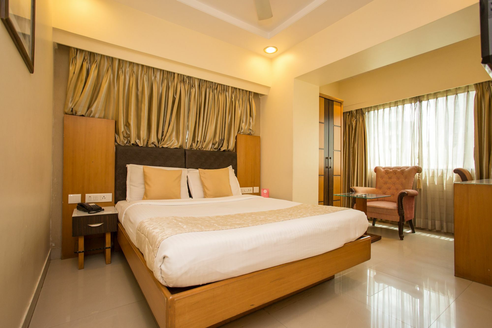 Oyo 10007 Hotel Grace Residency Bombaim Exterior foto